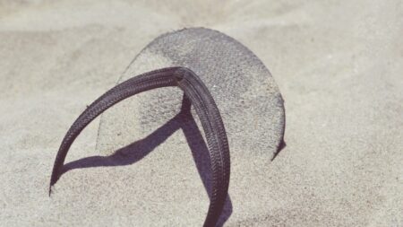 Ciabatta estiva immersa nella sabbia