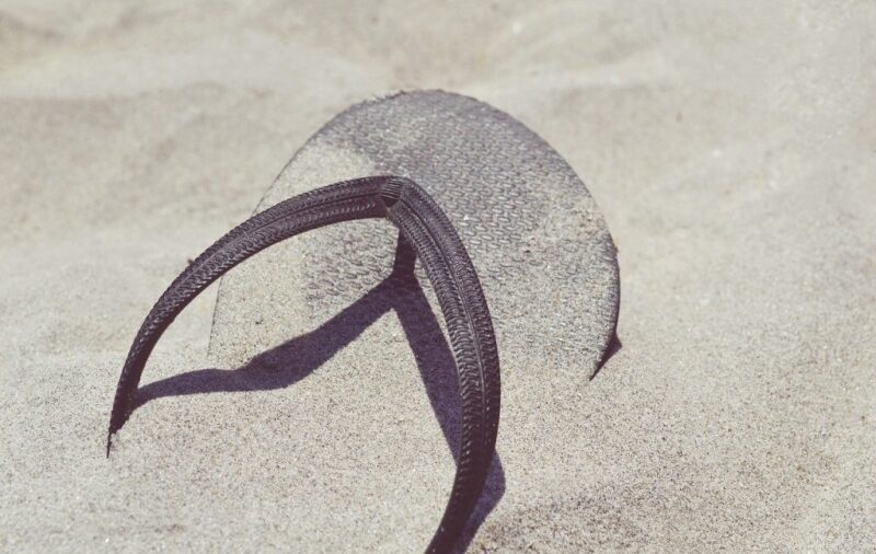 Ciabatta estiva immersa nella sabbia