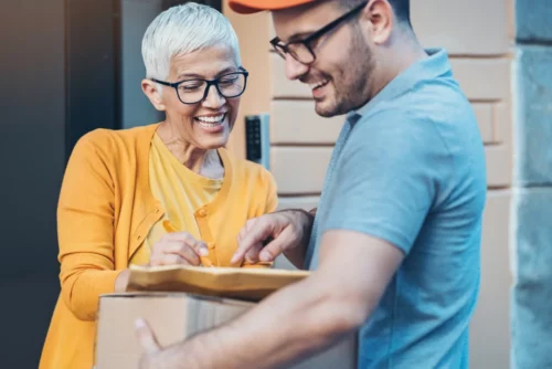Tecnico che consegna un ausilio sanitario a domicilio