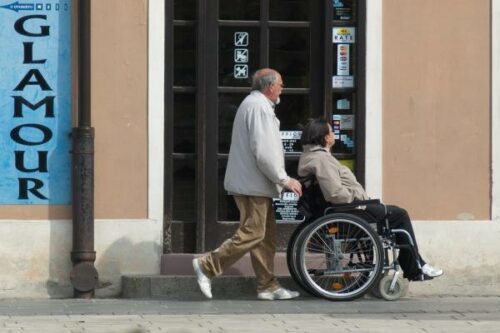 Persona invalida su sedia a rotelle
