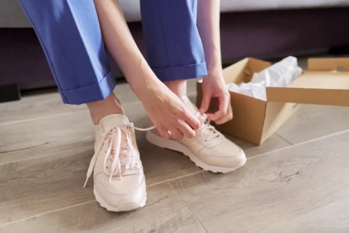 Donna che prova una calzatura a casa