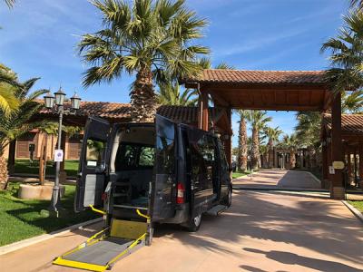 Van con pedana idroelettrica per salita e discesa